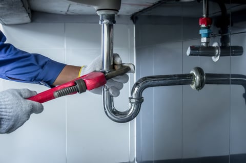 Verwarming service — Loodgieter aan het werk — sanitair reparatie