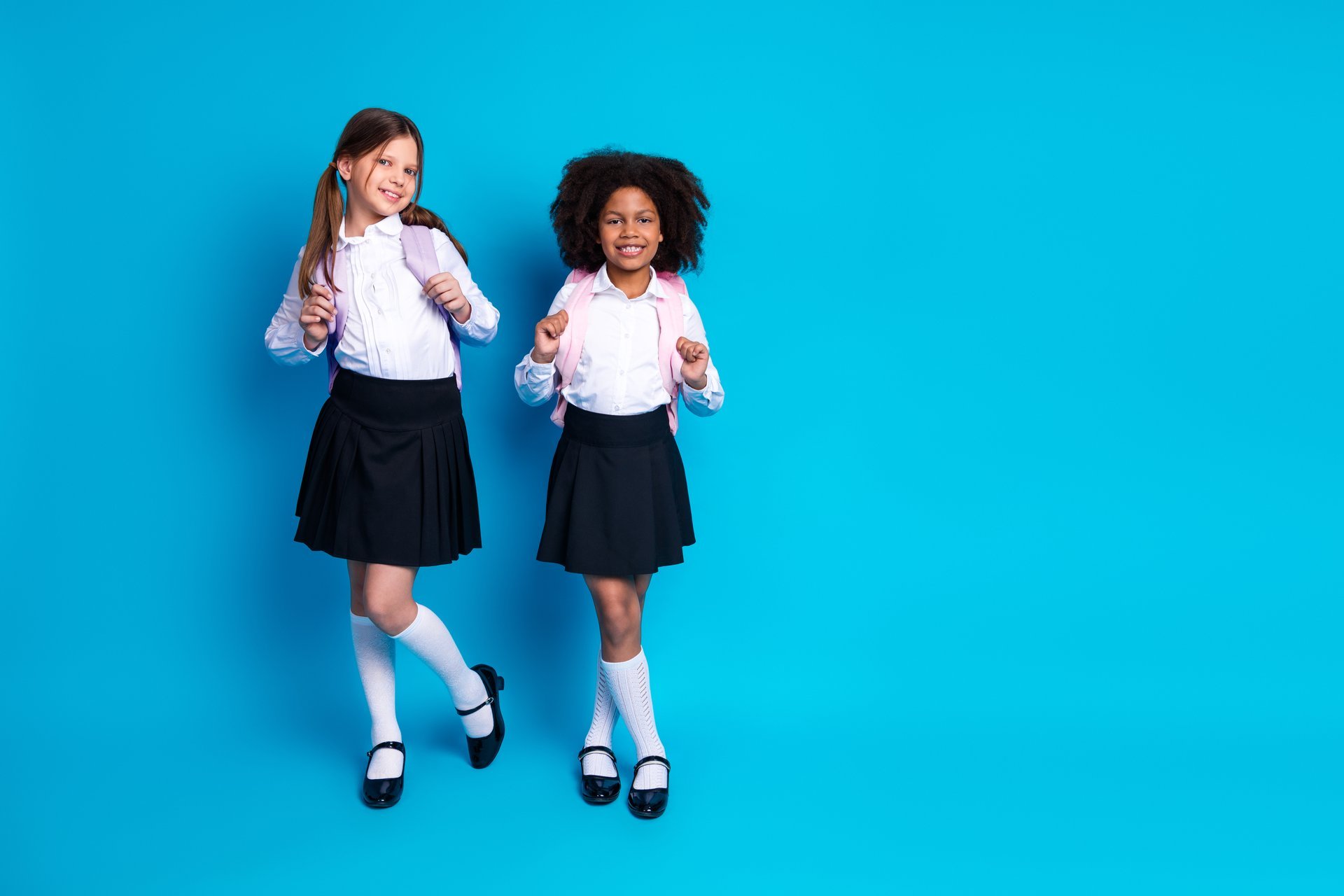 Estudiantes felices en uniforme escolar