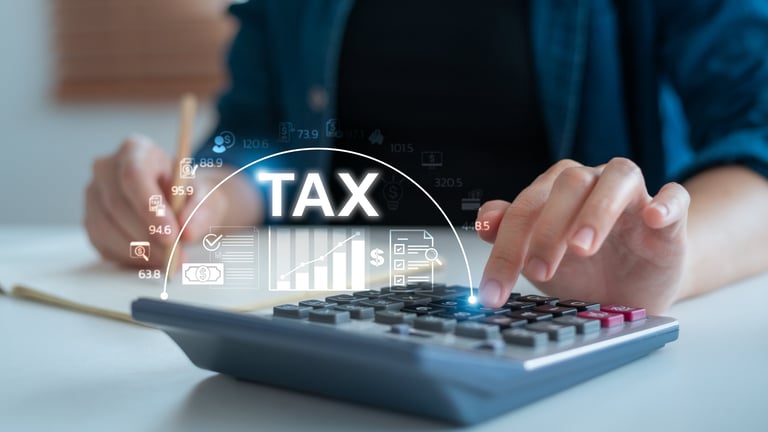 Mano con calculadora calculando los adeudos que cubre el Programa de Regularización Fiscal 2026 del SAT