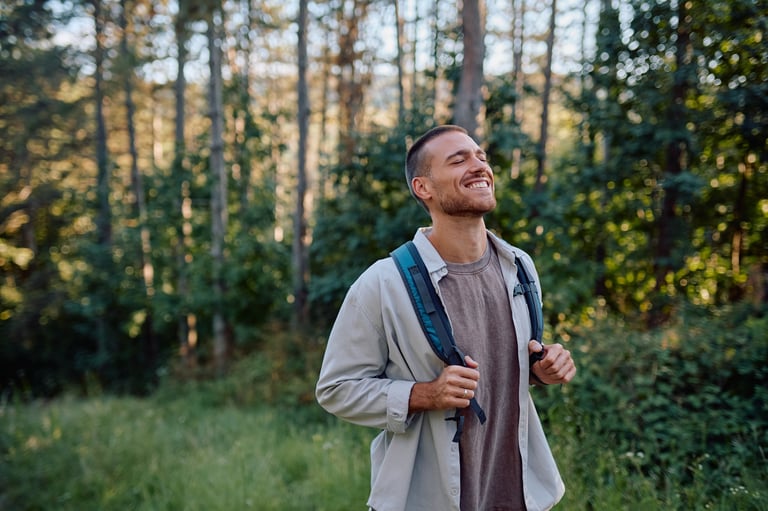 Lehrkraft genießt die Ruhe im Wald und atmet durch