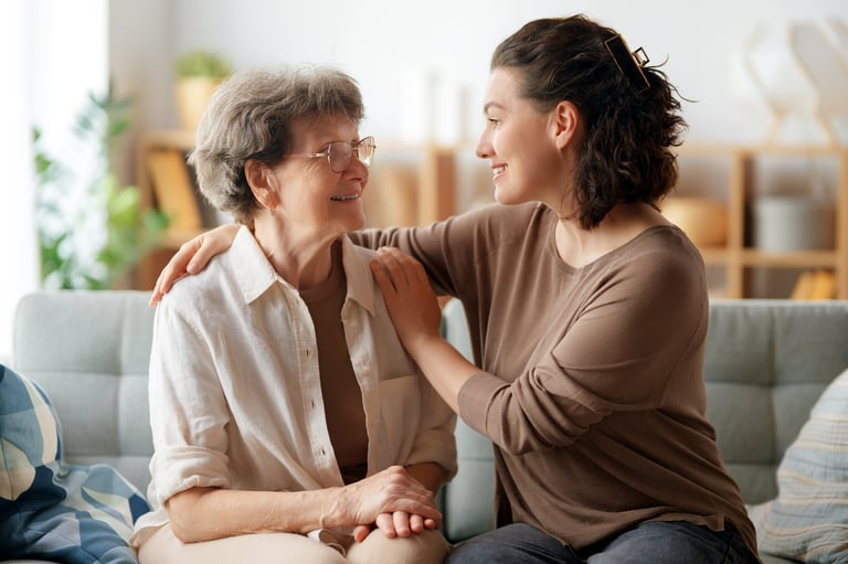 Seniorin mit Tochter