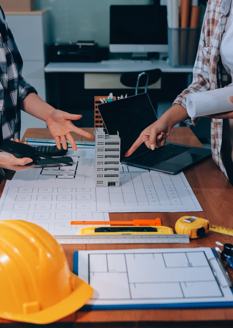 Profesional trabajando en planos con herramientas digitales de ingeniería