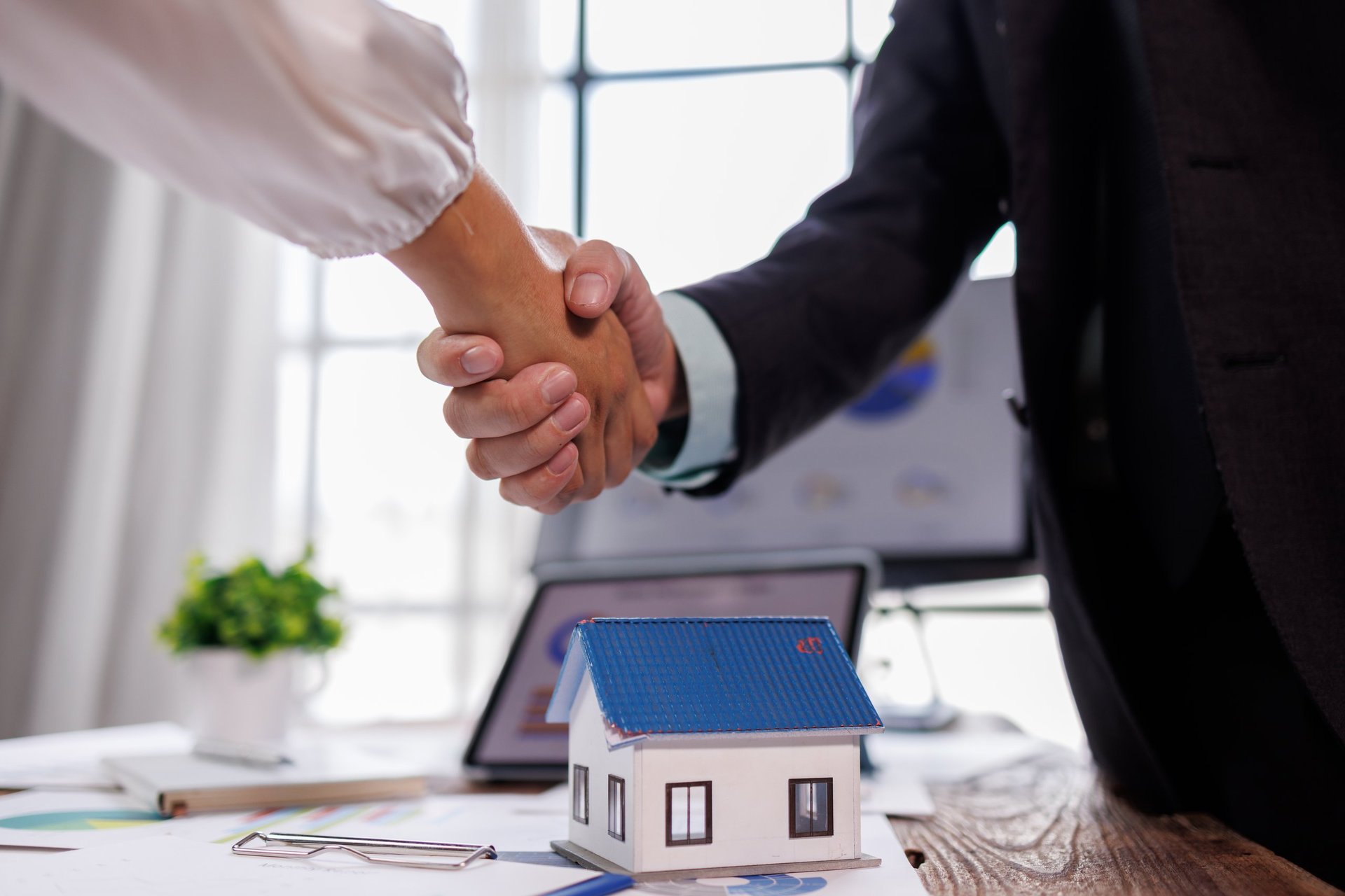 Agente inmobiliario dando la bienvenida a una familia que busca rentar