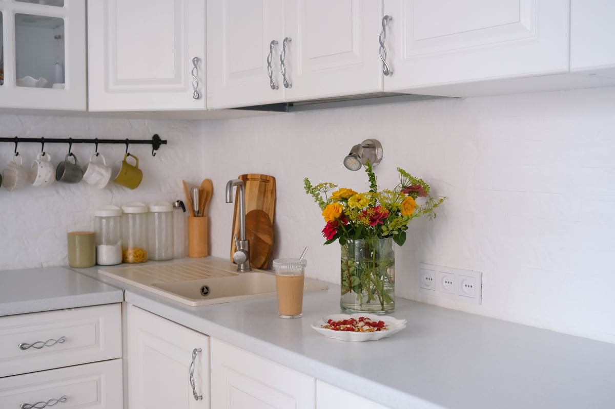 Rent nytt kjøkken med blomster
