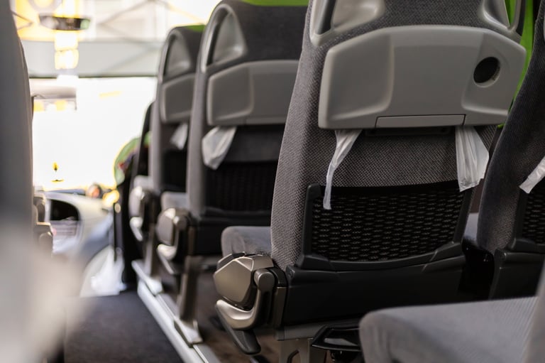 Moderni enterijer autobusa sa udobnim sjedištima