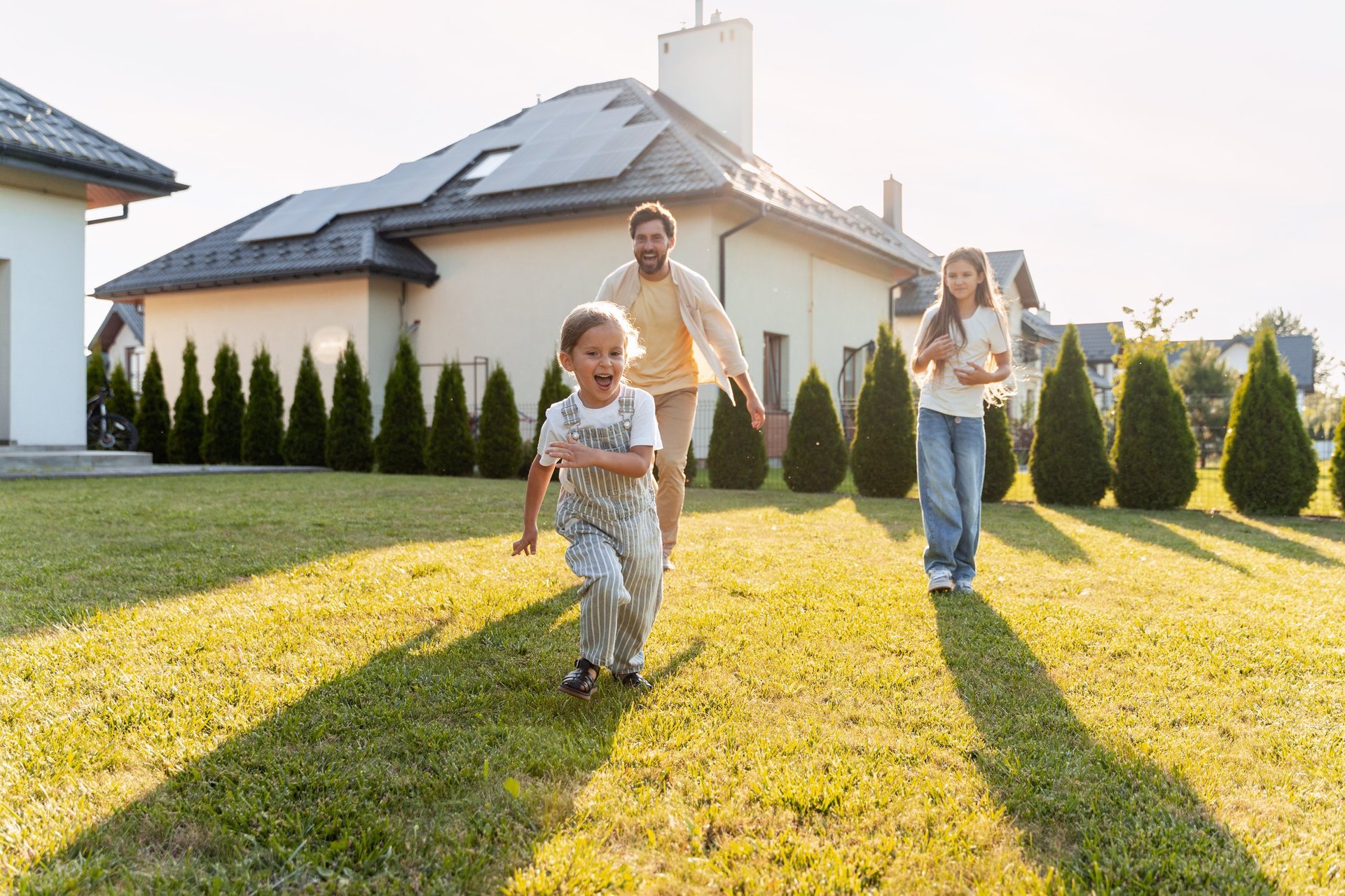 Familie vor ihrem Zuhause mit Solaranlage