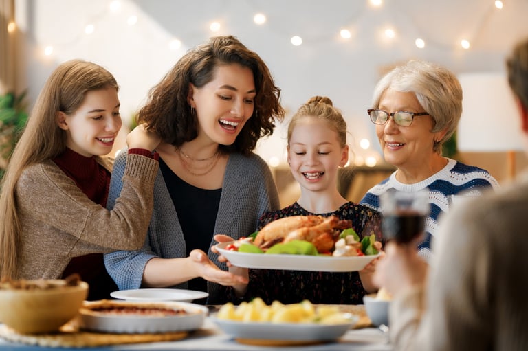 Familia feliz en la mesa de Acción de Gracias, con abuela sonriendo