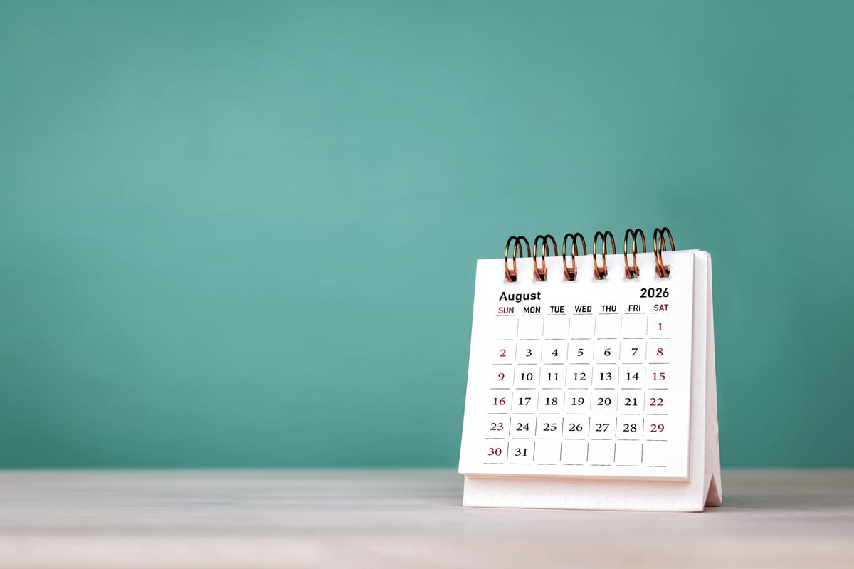 An open calendar page marking the days, illustrating how the menstrual cycle unfolds phase by phase