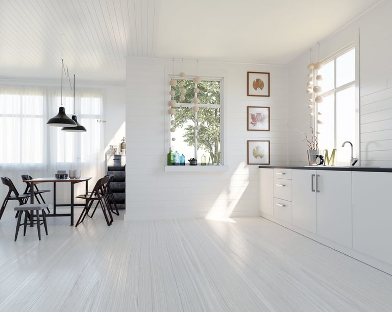 Varmt kjøkken med spisebord og blomster