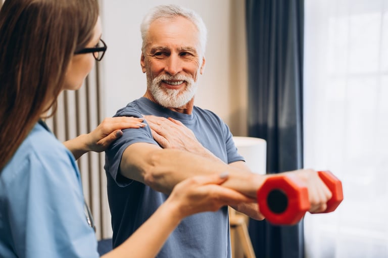 Rehabilitación — paciente recuperando movimiento con fisioterapeuta