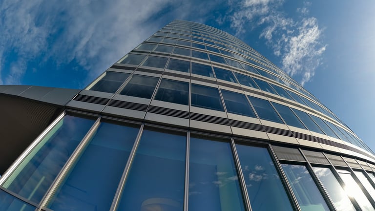 Fachada de edificio con perfiles arquitectónicos de aluminio recubiertos con pintura en polvo poliéster TGIC