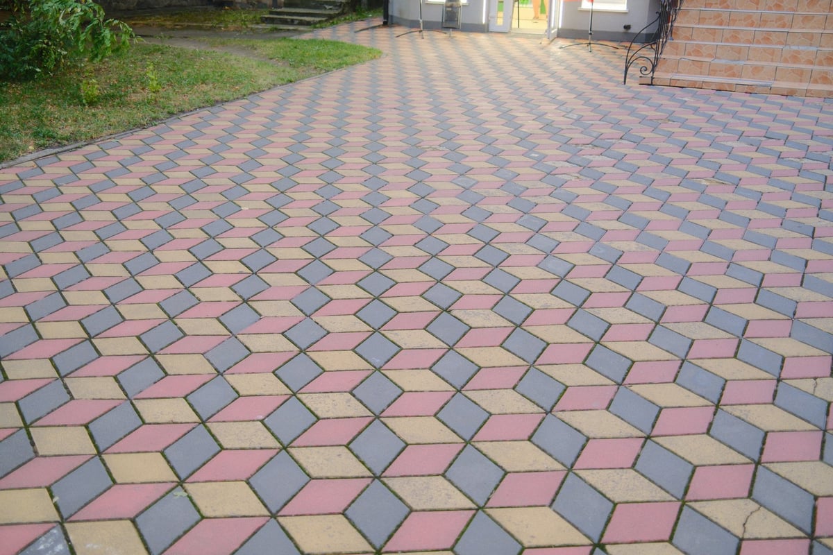 Beautiful interlock stone driveway with soldier course border installed by professional Ottawa hardscaping contractor