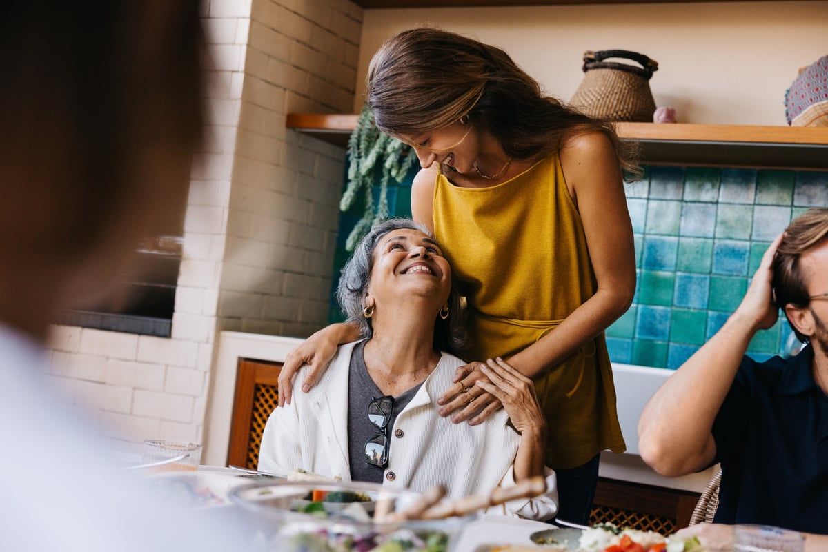 Abuelita latina compartiendo un momento cálido