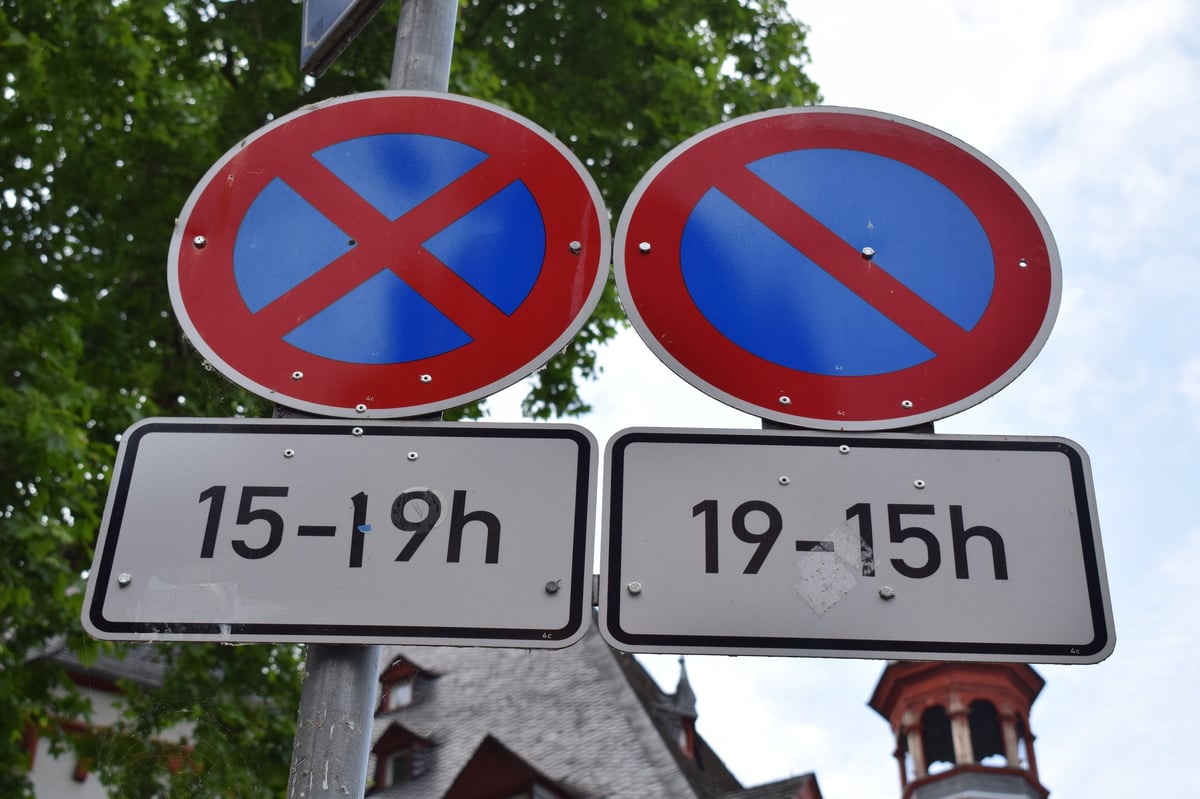 Halteverbotsschild auf einer deutschen Straße