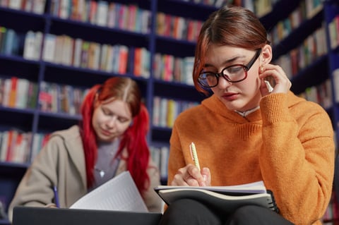 Estudiante en biblioteca