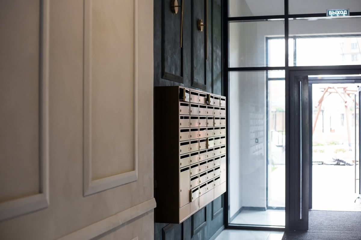Cassette postali in atrio condominiale con porta in vetro
