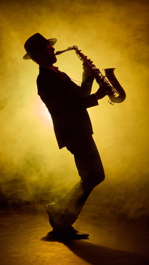 Saxofonista de jazz se apresentando no palco com iluminação artística