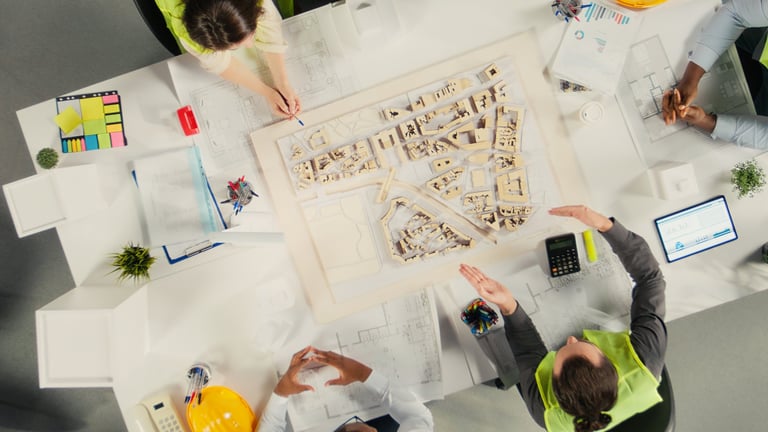 Equipo TRES33 en sesión de coordinación y diagnóstico de proyecto — preconstrucción digital