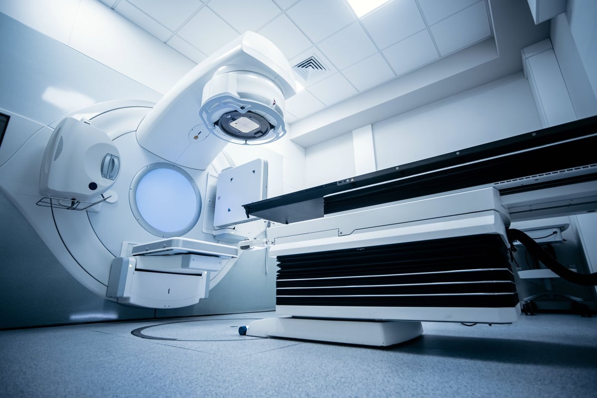 Acelerador lineal para tratamiento oncológico en instalación médica moderna