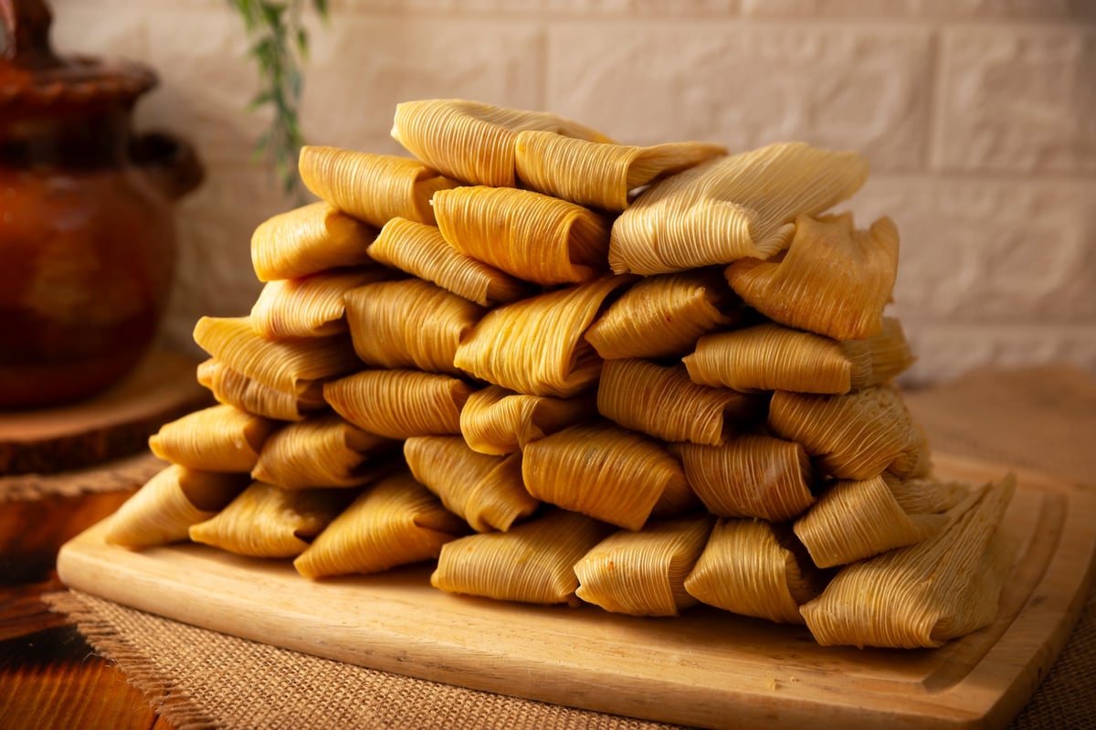 Tamales mexicanos tradicionales en hoja de maíz