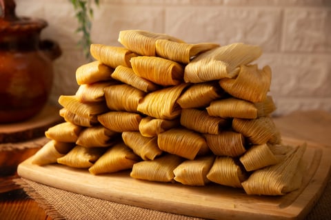 Tamales mexicanos tradicionales en hoja de maíz