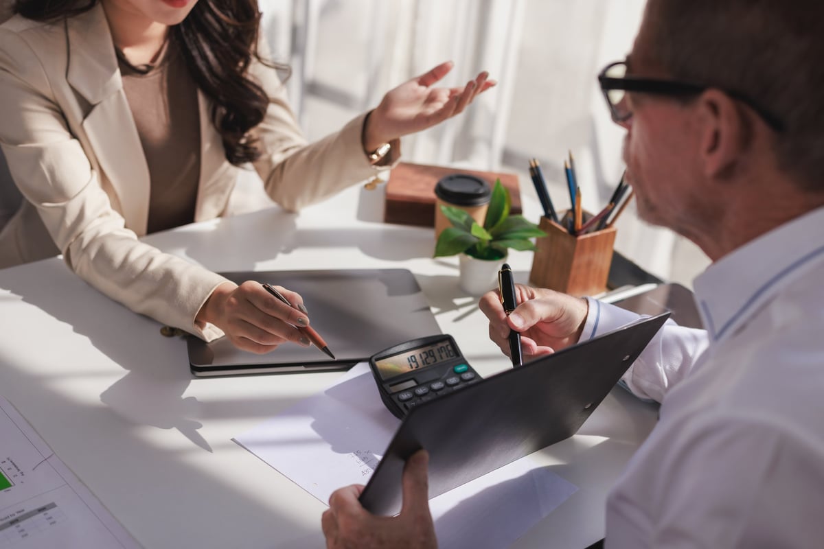 Profesionales colaborando con documentos financieros, contabilidad en equipo