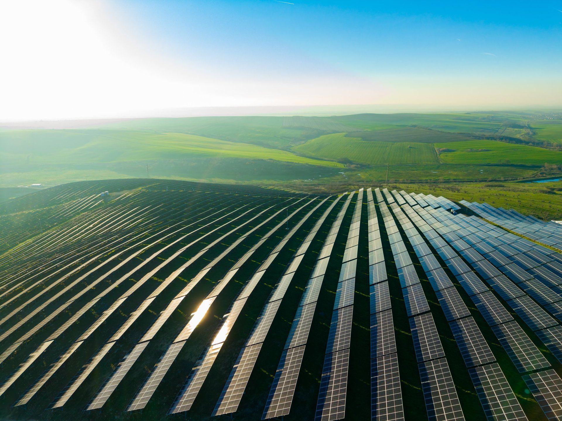 Solaranlagen in grüner Landschaft — erneuerbare Energie