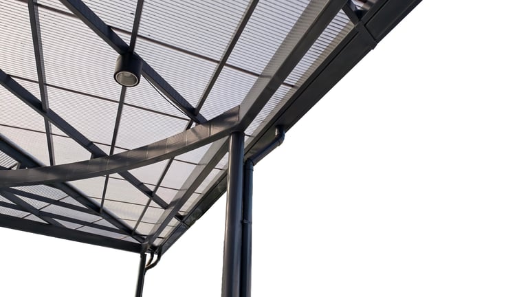 Pérgola con cubierta de policarbonato celular en Tijuana — Estructura de acero negro con techo translúcido de policarbonato