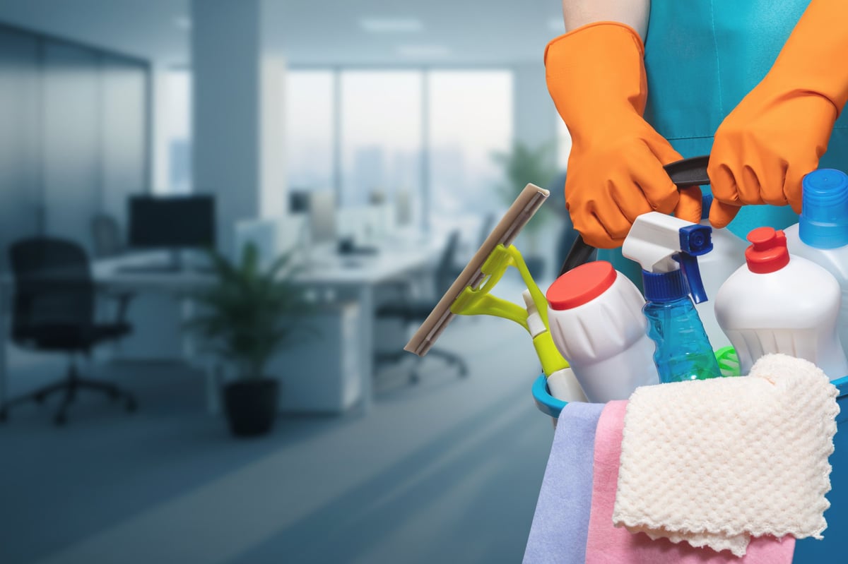 Team di sanificazione professionale in ufficio