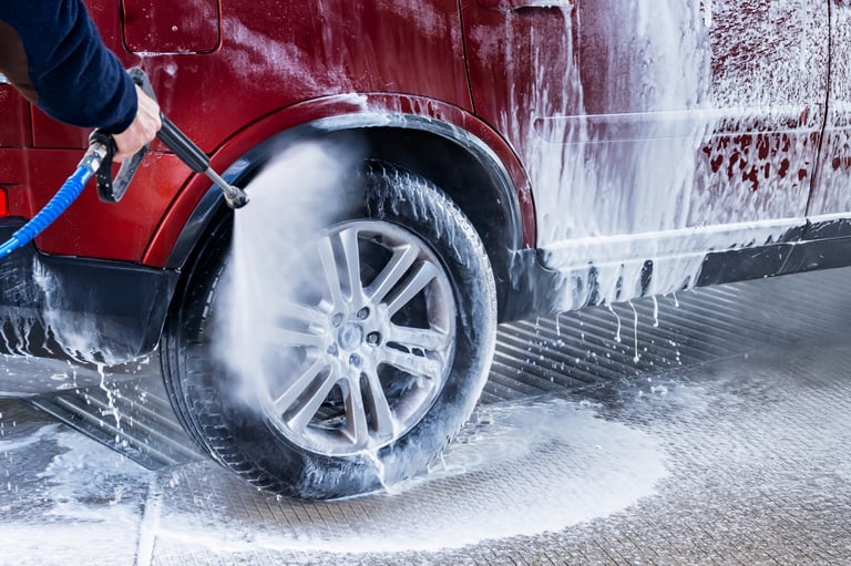 Lavado profesional de auto a domicilio con espuma