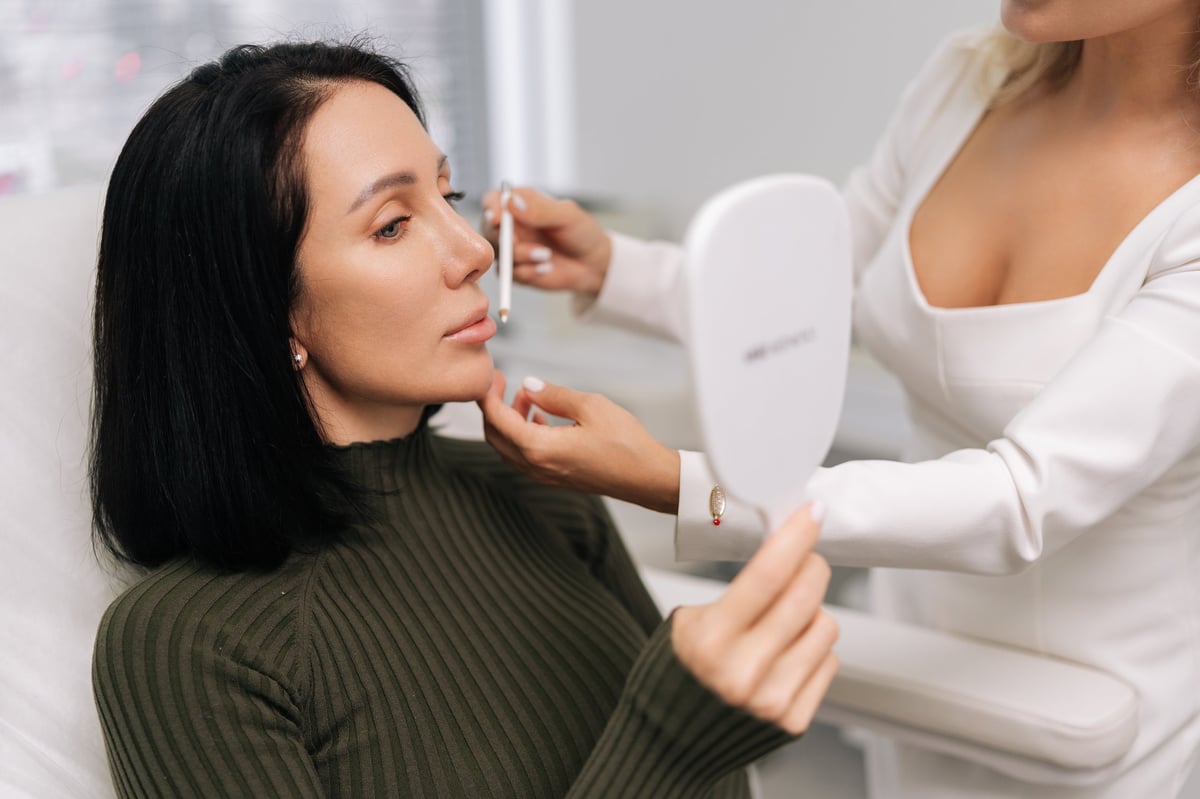 Cliente consultando tratamientos estéticos con profesional en clínica de belleza