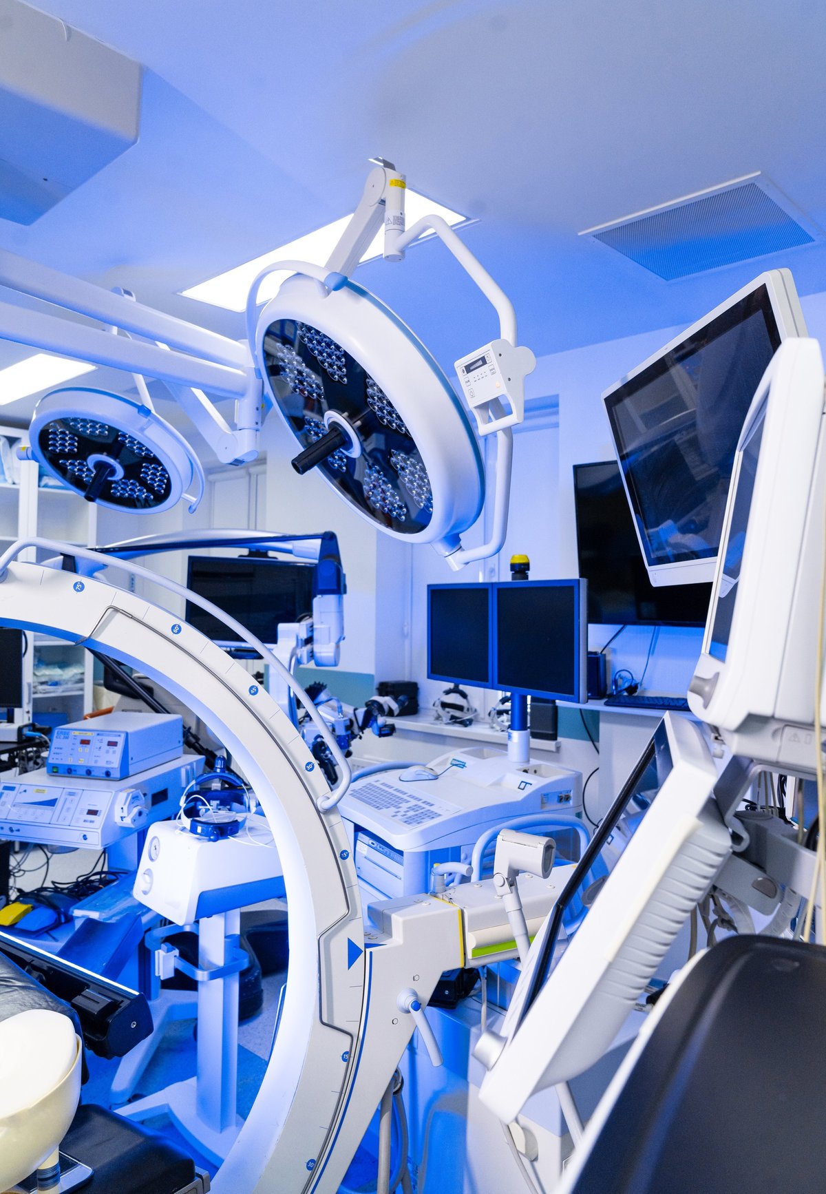 Quirófano de alta tecnología con equipo médico avanzado