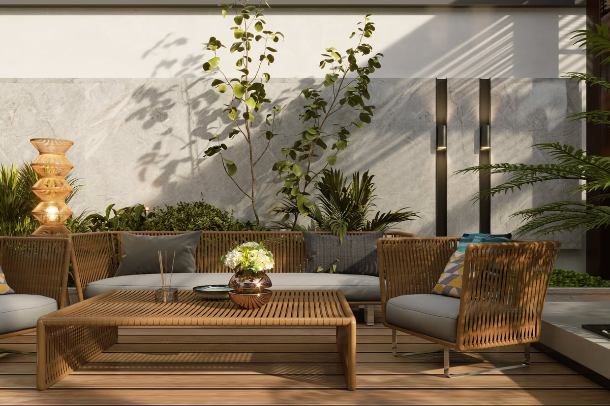 Moderne terrasse med pergola, planter og utemøbler i varmt lys