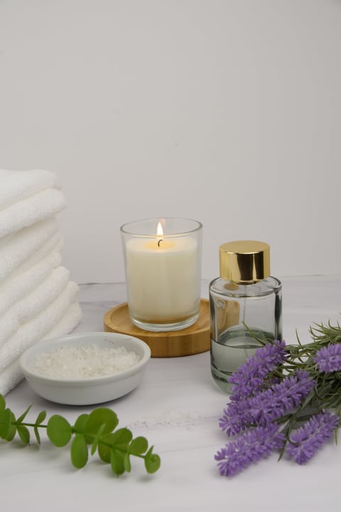 Composición spa minimalista con sales y eucalipto