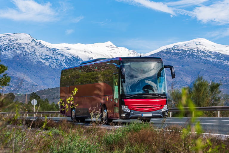 Autobus na putovanju kroz planine