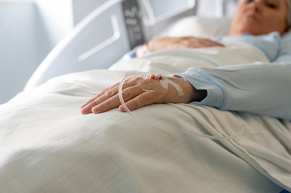 Paciente en recuperación post-quirúrgica con atención médica
