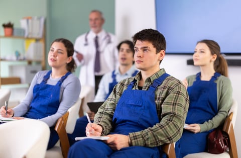 Participantes escuchando una explicación durante un taller