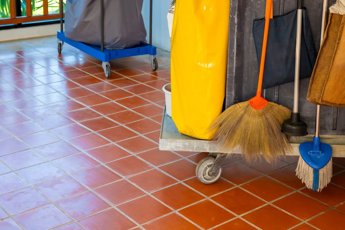 Carrello professionale per pulizie con scope, mocio e secchio