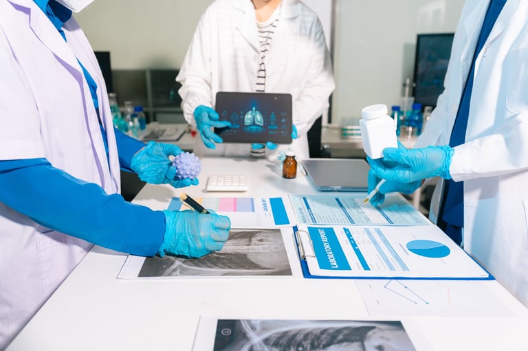 Equipo médico revisando historial clínico y estudios de paciente en entorno hospitalario