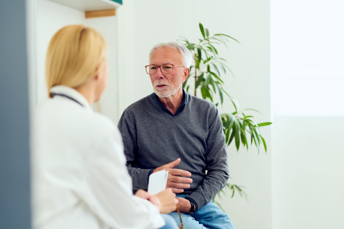 Consulta médica entre un paciente y una doctora en una clínica