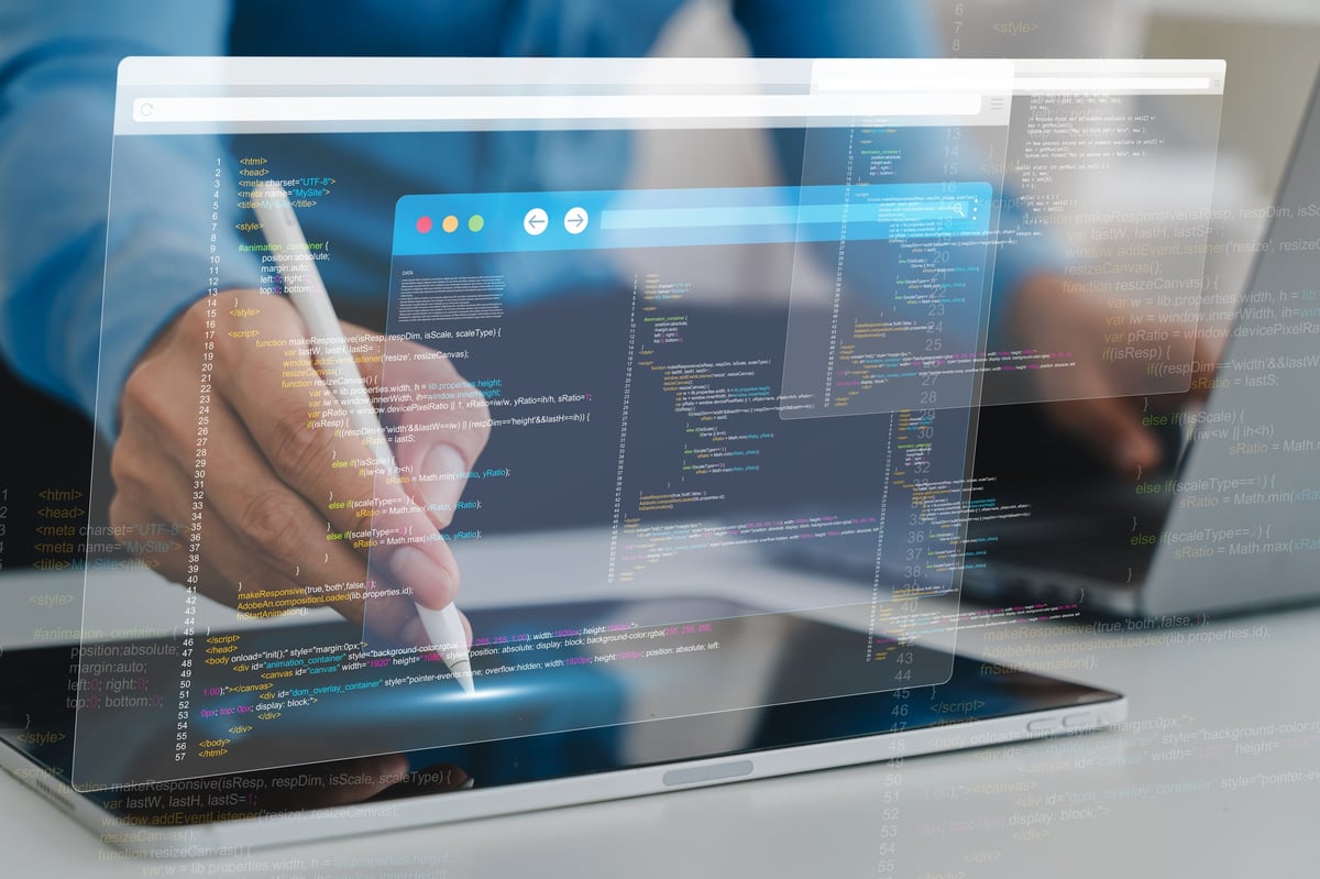 Développeur professionnel travaillant sur une tablette avec interface de code