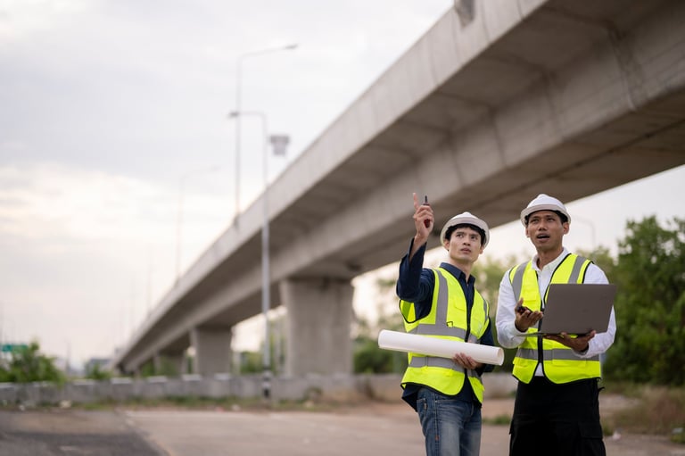 Contabilidad para construcción en Cancún — ingenieros civiles inspeccionando obra con cascos y chalecos de seguridad