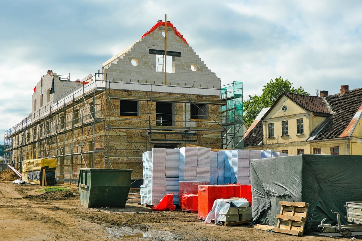 Nieuwbouw in aanbouw met steigerwerk