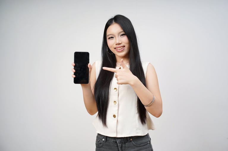 Frau mit Smartphone zeigt nach oben – Symbol für den Start mit digitalen Produkten