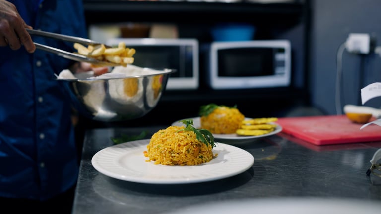 Contabilidad para restaurantes en Cancún — chef preparando alimentos en cocina profesional