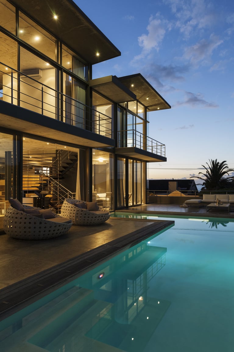 Casa moderna con piscina al atardecer