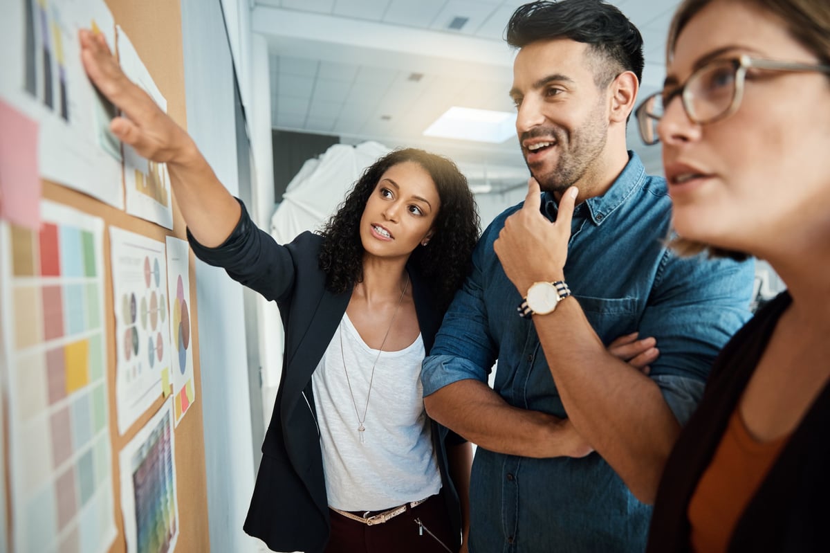 Equipo creativo colaborando en sesión de diseño