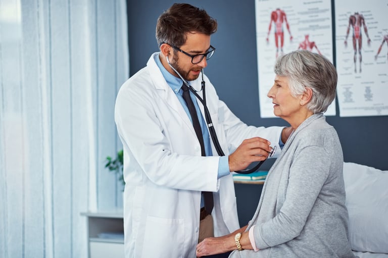 El Dr. Villarreal conversando con un paciente durante la consulta