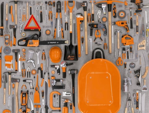 Herramientas organizadas con casco naranja