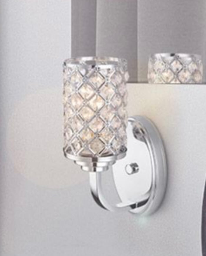 Lámpara de pared con pantalla cilíndrica de cristal con patrón acolchado montada en pared blanca de baño moderno